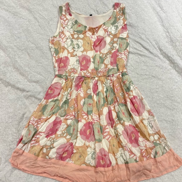 Dresses & Skirts - Off white floral printed dress